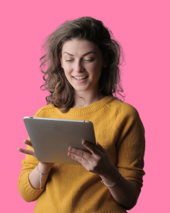 Chica mirando a la tablet fondo rosa fuerte