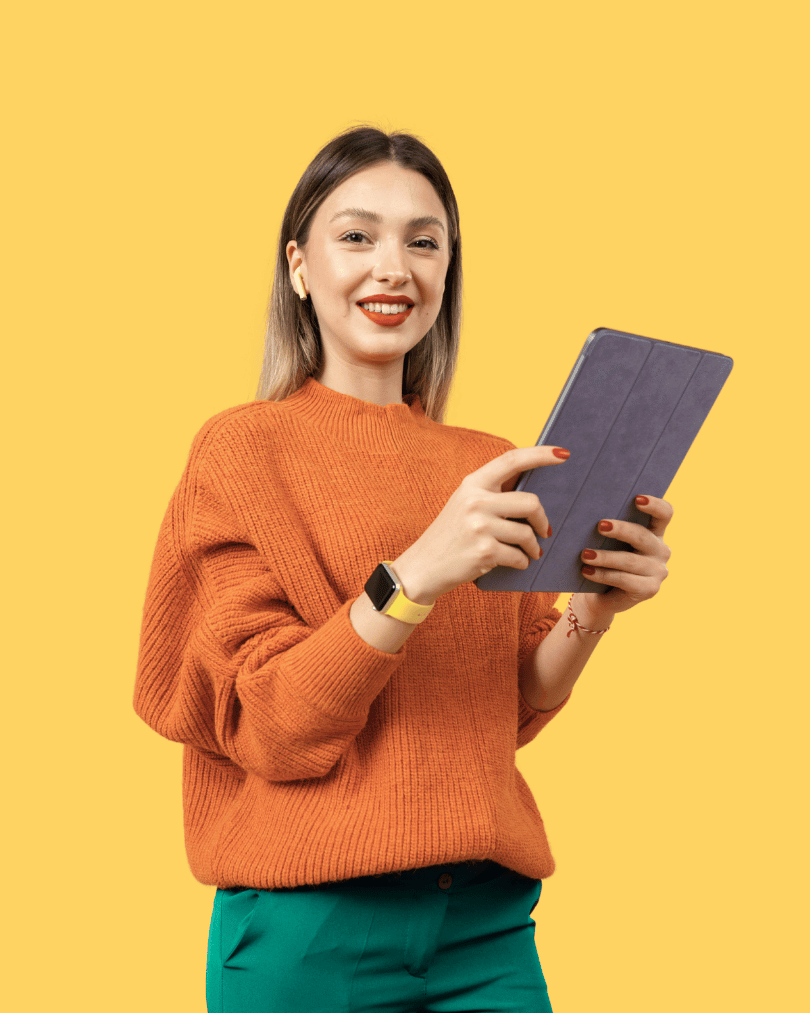 Chica con tablet sonriendo