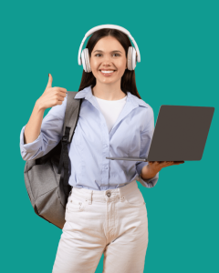 Chica con ordenador y cascos sonriendo